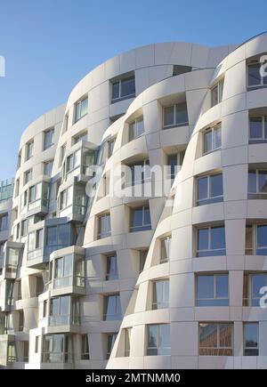 Vue détaillée sur les balcons et les fenêtres éclairés. Prospect place Battersea Power Station Frank Gehry, Londres, Royaume-Uni. Architecte: Frank Gehry, 20 Banque D'Images