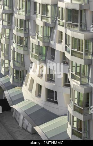 Façade blanche, balcons, fenêtres. Prospect place Battersea Power Station Frank Gehry, Londres, Royaume-Uni. Architecte: Frank Gehry, 2022. Banque D'Images