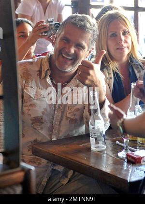 EXCLUSIF !! Les acteurs mexicains Hector Soberon et Roberto Mateos et leurs familles se joignent à l'amusement dans un restaurant mexicain local à South Beach pour regarder la dernière partie de la coupe du monde et célébrer la victoire de l'Espagne. Miami Beach, Floride. 7/11/10. Banque D'Images