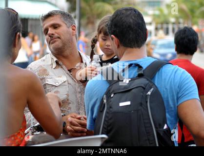 EXCLUSIF !! Les acteurs mexicains Hector Soberon et Roberto Mateos et leurs familles se joignent à l'amusement dans un restaurant mexicain local à South Beach pour regarder la dernière partie de la coupe du monde et célébrer la victoire de l'Espagne. Miami Beach, Floride. 7/11/10. Banque D'Images