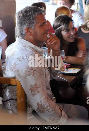 EXCLUSIF !! Les acteurs mexicains Hector Soberon et Roberto Mateos et leurs familles se joignent à l'amusement dans un restaurant mexicain local à South Beach pour regarder la dernière partie de la coupe du monde et célébrer la victoire de l'Espagne. Miami Beach, Floride. 7/11/10. Banque D'Images