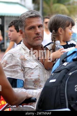 EXCLUSIF !! Les acteurs mexicains Hector Soberon et Roberto Mateos et leurs familles se joignent à l'amusement dans un restaurant mexicain local à South Beach pour regarder la dernière partie de la coupe du monde et célébrer la victoire de l'Espagne. Miami Beach, Floride. 7/11/10. . Banque D'Images