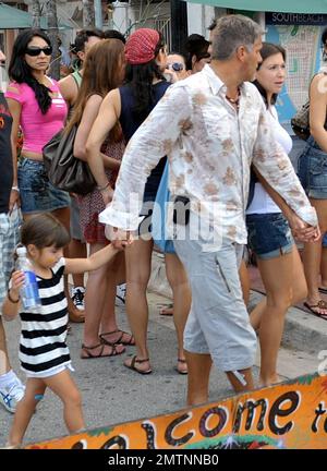 EXCLUSIF !! Les acteurs mexicains Hector Soberon et Roberto Mateos et leurs familles se joignent à l'amusement dans un restaurant mexicain local à South Beach pour regarder la dernière partie de la coupe du monde et célébrer la victoire de l'Espagne. Miami Beach, Floride. 7/11/10. . Banque D'Images