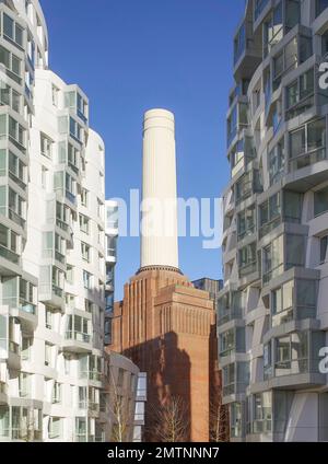 Perspective place en juxtaposition à l'emblématique bâtiment de la centrale électrique de Battersea. Prospect place Battersea Power Station Frank Gehry, Londres, Royaume-Uni Banque D'Images