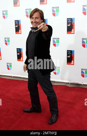 Ricardo Montaner à l'enregistrement épique de 'Somos El Mundo', la version espagnole de 'We Are the World'. Adaptée en espagnol par Gloria et Emilio Estefan, la chanson a été enregistrée avec les bénédictions de Lionel Richie et du domaine de Michael Jackson. Les revenus profitent aux victimes haïtiennes du tremblement de terre. Miami, Floride. 2/19/10. . Banque D'Images