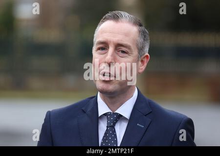 Paul Givan, député provincial du DUP, parlant avec les médias à l'extérieur du château de Hillsborough, en Irlande du Nord. Banque D'Images