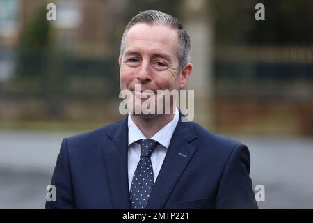 Paul Givan, député provincial du DUP, parlant avec les médias à l'extérieur du château de Hillsborough, en Irlande du Nord. Banque D'Images