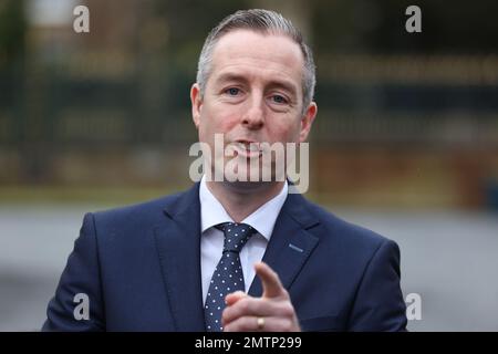 Paul Givan, député provincial du DUP, parlant avec les médias à l'extérieur du château de Hillsborough, en Irlande du Nord. Banque D'Images