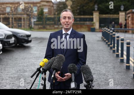 Paul Givan, député provincial du DUP, parlant avec les médias à l'extérieur du château de Hillsborough, en Irlande du Nord. Banque D'Images