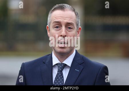 Paul Givan, député provincial du DUP, parlant avec les médias à l'extérieur du château de Hillsborough, en Irlande du Nord. Banque D'Images