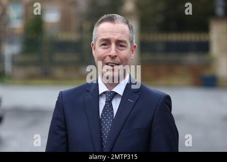 Paul Givan, député provincial du DUP, parlant avec les médias à l'extérieur du château de Hillsborough, en Irlande du Nord. Banque D'Images