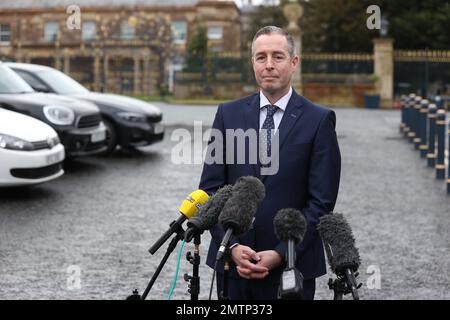 Paul Givan, député provincial du DUP, parlant avec les médias à l'extérieur du château de Hillsborough, en Irlande du Nord. Banque D'Images