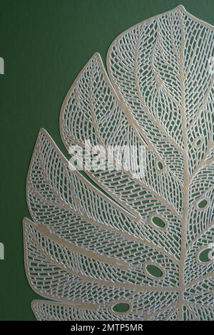 luxe feuilles d'argent contour de plante tropicale monstera feuillage sur fond vert foncé.concept idée pour l'été, conception de décoration botanique. Banque D'Images