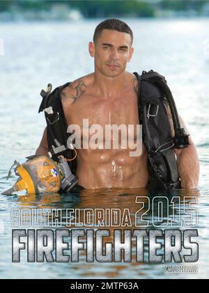 Voici les images de scoring du nouveau calendrier des pompiers de Floride du Sud de 2015. Courtoisie de www.firefighterscalendar.com. Miami Beach, FL 18th août 2014. Banque D'Images