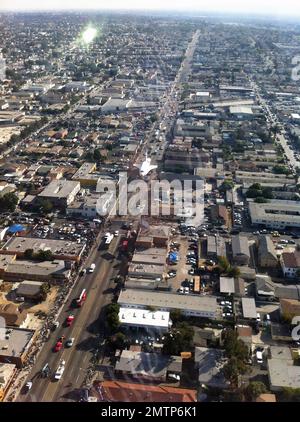 La navette spatiale Endeavour est déplacée à travers les rues de Los Angeles comme il fait son chemin à sa nouvelle maison au California Science Center. Los Angeles, Californie. 14th octobre 2012. Banque D'Images