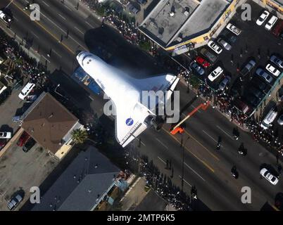 La navette spatiale Endeavour est déplacée à travers les rues de Los Angeles comme il fait son chemin à sa nouvelle maison au California Science Center. Los Angeles, Californie. 14th octobre 2012. Banque D'Images