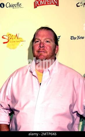 Mario Batali à la fête de lancement de la NOUVELLE série télévisée, ÒSpainÉon la route à nouveau, Ó qui fait ses débuts dans Primetime sur les stations de PBS avec Gwyneth Paltrow, Mario Batali, Mark Bittman et l'actrice espagnole Claudia Bassols Banque D'Images