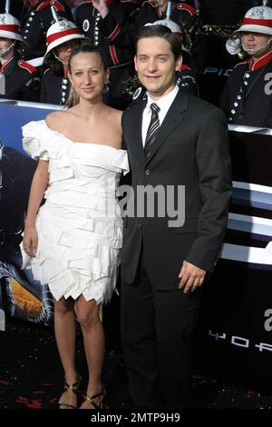 Tobey Maguire et la fiancée Jennifer Meyer assistent à la première de Spider-Man 3 au Tribeca film Festival annuel 6th, NY 4/30/07 Banque D'Images