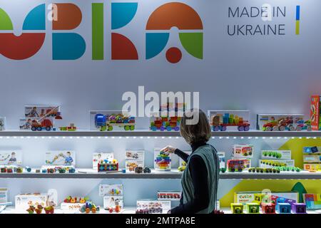 Nuremberg, Allemagne. 01st févr. 2023. Des jouets en bois sont au stand du fabricant ukrainien Cubika pendant la foire du jouet. Le Spielwarenmesse de 72nd va de 1 février au 5, 2023. Credit: Daniel Karmann/dpa/Alay Live News Banque D'Images