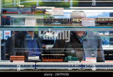 Nuremberg, Allemagne. 01st févr. 2023. Des trains de mode sont exposés au stand de Märklin pendant le Spielwarenmesse. Le Spielwarenmesse de 72nd va de 1 février au 5, 2023. Credit: Daniel Karmann/dpa/Alay Live News Banque D'Images