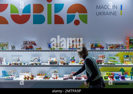 Nuremberg, Allemagne. 01st févr. 2023. Des jouets en bois sont au stand du fabricant ukrainien Cubika pendant la foire du jouet. Le Spielwarenmesse de 72nd va de 1 février au 5, 2023. Credit: Daniel Karmann/dpa/Alay Live News Banque D'Images