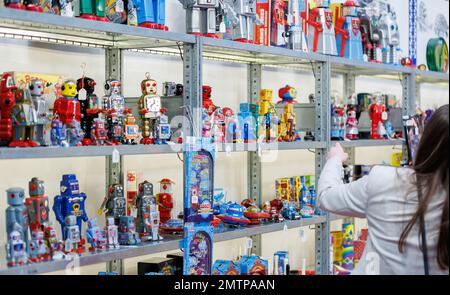 Nuremberg, Allemagne. 01st févr. 2023. Robots en tôle au stand de Die Blechfabrik pendant le Spielwarenmesse. Le Spielwarenmesse de 72nd va de 1 février au 5, 2023. Credit: Daniel Karmann/dpa/Alay Live News Banque D'Images