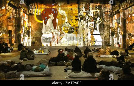 29 janvier 2023, Saxe, Leipzig: Dans le Kunstkraftwerk, une ancienne usine de cogénération, les visiteurs regardent l'installation multimédia "Gustav Klimt - GoldExperience", dans laquelle de nombreuses peintures célèbres sont projetées dans l'espace. Dans le spectacle de l'italien Stefano Fake et de sa fake Factory, les stations et les œuvres de l'artiste autrichien Gustav Klimt (1862-1918), l'un des représentants les plus importants de l'Art nouveau viennois, sont montrés dans divers domaines thématiques comme une projection monumentale dans toute la salle et sur le sol. Le spectacle sera visible jusqu'à 28 mai 2023. Photo: Waltraud Grubitzsch/dpa - ATTENTION: Banque D'Images