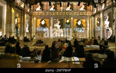 29 janvier 2023, Saxe, Leipzig: Dans le Kunstkraftwerk, une ancienne usine de cogénération, les visiteurs regardent l'installation multimédia "Gustav Klimt - GoldExperience", dans laquelle de nombreuses peintures célèbres sont projetées dans l'espace. Dans le spectacle de l'italien Stefano Fake et de sa fake Factory, les stations et les œuvres de l'artiste autrichien Gustav Klimt (1862-1918), l'un des représentants les plus importants de l'Art nouveau viennois, sont montrés dans divers domaines thématiques comme une projection monumentale dans toute la salle et sur le sol. Le spectacle sera visible jusqu'à 28 mai 2023. Photo: Waltraud Grubitzsch/dpa - ATTENTION: Banque D'Images