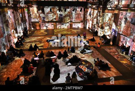 29 janvier 2023, Saxe, Leipzig: Dans le Kunstkraftwerk, une ancienne usine de cogénération, les visiteurs regardent l'installation multimédia "Gustav Klimt - GoldExperience", dans laquelle de nombreuses peintures célèbres sont projetées dans l'espace. Dans le spectacle de l'italien Stefano Fake et de sa fake Factory, les stations et les œuvres de l'artiste autrichien Gustav Klimt (1862-1918), l'un des représentants les plus importants de l'Art nouveau viennois, sont montrés dans divers domaines thématiques comme une projection monumentale dans toute la salle et sur le sol. Le spectacle sera visible jusqu'à 28 mai 2023. Photo: Waltraud Grubitzsch/dpa - ATTENTION: Banque D'Images