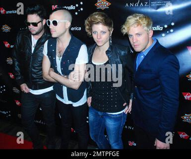 Les clients posent sur le tapis rouge au Get Stripped: Virgin America Official Sunset Strip Music Festival après la fête qui s'est tenue à l'Andaz West Hollywood Hotel. Los Angeles, Californie. 08/27/10. Banque D'Images