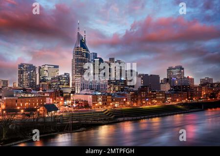 Vue sur Nashville Tennessee au coucher du soleil le long de la rivière Banque D'Images