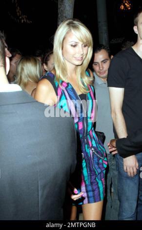 L'actrice et ancienne catcheur professionnelle Stacy Keibler quitte la queue de bœuf de la discothèque avec des amis à Los Angeles, en Californie. 8/28/08. Banque D'Images