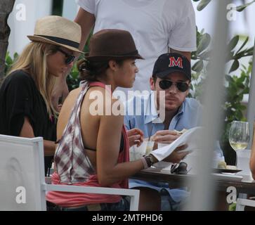 Stacy Keibler fait la fête dans un petit bikini rose chaud sur la plage de son hôtel de luxe, le Fontainebleau Miami Beach, avant de se délasser au bord de la piscine avec Kevin Connolly. Miami, Floride. 12/31/09. Banque D'Images