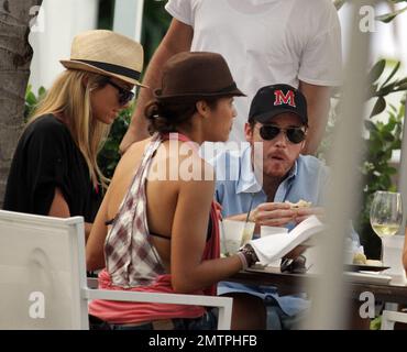 Stacy Keibler fait la fête dans un petit bikini rose chaud sur la plage de son hôtel de luxe, le Fontainebleau Miami Beach, avant de se délasser au bord de la piscine avec Kevin Connolly. Miami, Floride. 12/31/09. Banque D'Images