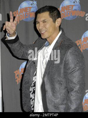 Lou Diamond Phillips fait la promotion de son rôle de vedette dans la série Syfy 'Stargate Universe' à Planet Hollywood. Dans le cadre de l'événement, Phillips et la co-star Ming-Na ont mis leurs empreintes de main en plâtre et les ont autographiées comme souvenirs. New York, NY. 10/2/09. F Banque D'Images