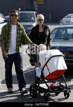 Gwen Stefani et Gavin Rossdale emmenez leurs fils Kingston et leur bébé Zuma pour faire du shopping en famille, en vous arrêtant dans un magasin d'alimentation gastronomique local et dans un magasin de matériel d'apprentissage Lakeshore à proximité. Le petit Zuma se rendit dans sa poussette tandis que Kingston se rendit, debout sur une plate-forme attachée à l'arrière. Après avoir fait du shopping à Lakeshore, Gavin a poussé un chariot débordant de sacs de friandises de Lakeshore tandis que Gwen s'est occupé de ramener les enfants à la voiture. Los Angeles, Californie. 11/29/08. Banque D'Images