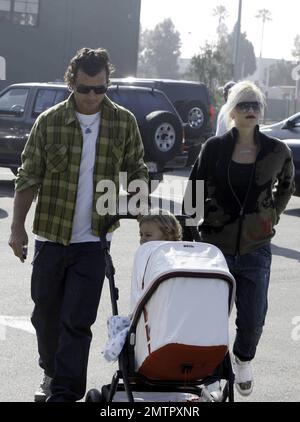 Gwen Stefani et Gavin Rossdale emmenez leurs fils Kingston et leur bébé Zuma pour faire du shopping en famille, en vous arrêtant dans un magasin d'alimentation gastronomique local et dans un magasin de matériel d'apprentissage Lakeshore à proximité. Le petit Zuma se rendit dans sa poussette tandis que Kingston se rendit, debout sur une plate-forme attachée à l'arrière. Après avoir fait du shopping à Lakeshore, Gavin a poussé un chariot débordant de sacs de friandises de Lakeshore tandis que Gwen s'est occupé de ramener les enfants à la voiture. Los Angeles, Californie. 11/29/08. Banque D'Images