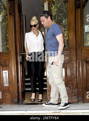 Gwen Stefani, chanteuse/compositrice américaine et couturier, est stupéfiante lorsqu'elle rend visite à son dentiste à l'occasion de son anniversaire de naissance en 42nd. Londres, Royaume-Uni. 3rd octobre 2011. Banque D'Images