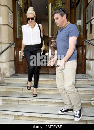 Gwen Stefani, chanteuse/compositrice américaine et couturier, est stupéfiante lorsqu'elle rend visite à son dentiste à l'occasion de son anniversaire de naissance en 42nd. Londres, Royaume-Uni. 3rd octobre 2011. . Banque D'Images