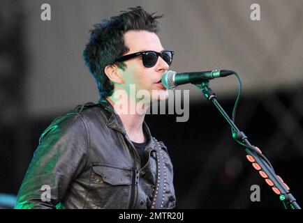 Kelly Jones, du groupe de rock galloise Stereophonics, se produit en direct au cours de la première journée du V Festival 2010 annuel 15th qui s'est tenu à Hylands Park. Après avoir joué pour des milliers de fans la nuit précédente à Belfast pendant le Belsonic Festival, les Stereophonics, qui ont été ensemble depuis 1992 ont gardé l'excitation des revealers V Fest même sous la pluie légère. Essex, Royaume-Uni. 08/21/10. Banque D'Images