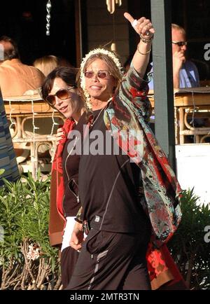 EXCLUSIF !! Un look sain et heureux Steven Tyler a été repéré à l'extérieur et à propos avec Erin Brady à Hawaï hier. Il a attrapé un café glacé et a roulé le long de fumer un cigare. La rockstar récemment rehabbed s'est également trompée autour de porter une fleur de tradition Lei autour de sa tête. Maui, Hawaï. 3/19/10. . Banque D'Images