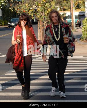 EXCLUSIF !! Un look sain et heureux Steven Tyler a été repéré à l'extérieur et à propos avec Erin Brady à Hawaï hier. Il a attrapé un café glacé et a roulé le long de fumer un cigare. La rockstar récemment rehabbed s'est également trompée autour de porter une fleur de tradition Lei autour de sa tête. Maui, Hawaï. 3/19/10. . Banque D'Images
