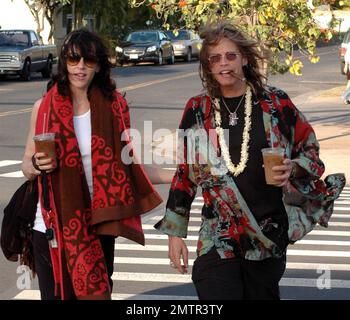EXCLUSIF !! Un look sain et heureux Steven Tyler a été repéré à l'extérieur et à propos avec Erin Brady à Hawaï hier. Il a attrapé un café glacé et a roulé le long de fumer un cigare. La rockstar récemment rehabbed s'est également trompée autour de porter une fleur de tradition Lei autour de sa tête. Maui, Hawaï. 3/19/10. . Banque D'Images