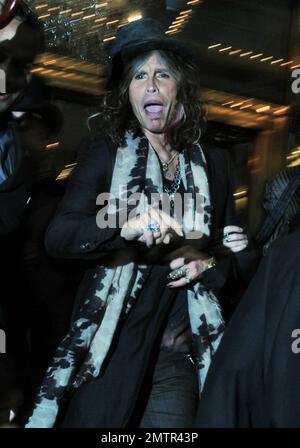 Le rocker d'Aerosmith et le juge « American Idol » Steven Tyler et sa petite amie Erin Brady posent pour des photos alors qu'ils quittent leur hôtel de New York. Les deux, qui portaient des tenues élaborées, ont été emportés par les fans à leur départ. Tyler serait le nouveau visage de la ligne de vêtements de sport rock-chic Andrew Charles et posera avec les filles Chelsea et Mia dans les fenêtres de Macy's Herald Square ce soir. La ligne de mode est exclusive à Macy's. New York, NY. 14th octobre 2011. . Banque D'Images