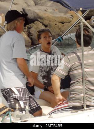 Steven Tyler, soixante-trois ans, juge « American Idol » et rocker d'Aerosmith, se rend décontracté dans un t-shirt et quelques shorts très courts qui montrent ses jambes fines alors qu'il se dirige vers une sortie en bateau avec un groupe de gars. Maui, Bonjour. 6/8/11. Banque D'Images