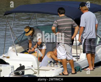 Steven Tyler, soixante-trois ans, juge « American Idol » et rocker d'Aerosmith, se rend décontracté dans un t-shirt et quelques shorts très courts qui montrent ses jambes fines alors qu'il se dirige vers une sortie en bateau avec un groupe de gars. Maui, Bonjour. 6/8/11. Banque D'Images