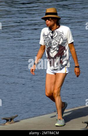 Steven Tyler, soixante-trois ans, juge « American Idol » et rocker d'Aerosmith, se rend décontracté dans un t-shirt et quelques shorts très courts qui montrent ses jambes fines alors qu'il se dirige vers une sortie en bateau avec un groupe de gars. Maui, Bonjour. 6/8/11. Banque D'Images