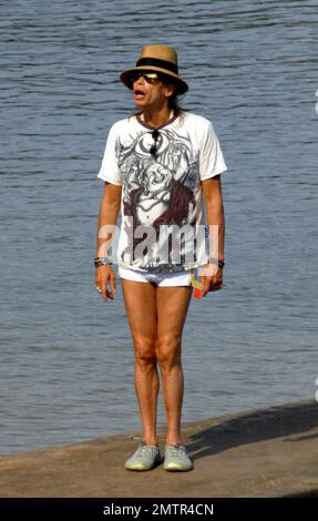 Steven Tyler, soixante-trois ans, juge « American Idol » et rocker d'Aerosmith, se rend décontracté dans un t-shirt et quelques shorts très courts qui montrent ses jambes fines alors qu'il se dirige vers une sortie en bateau avec un groupe de gars. Maui, Bonjour. 6/8/11. Banque D'Images