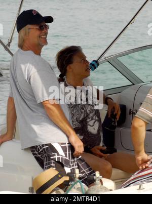 Steven Tyler, soixante-trois ans, juge « American Idol » et rocker d'Aerosmith, se rend décontracté dans un t-shirt et quelques shorts très courts qui montrent ses jambes fines alors qu'il se dirige vers une sortie en bateau avec un groupe de gars. Maui, Bonjour. 6/8/11. Banque D'Images