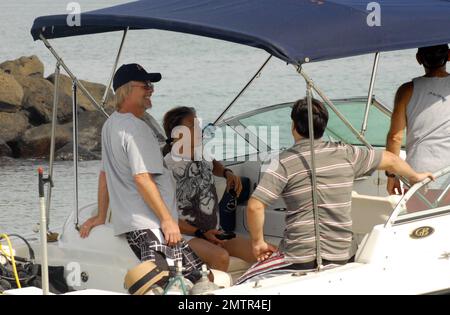 Steven Tyler, soixante-trois ans, juge « American Idol » et rocker d'Aerosmith, se rend décontracté dans un t-shirt et quelques shorts très courts qui montrent ses jambes fines alors qu'il se dirige vers une sortie en bateau avec un groupe de gars. Maui, Bonjour. 6/8/11. Banque D'Images